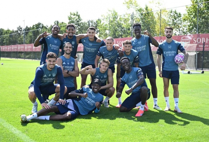 训练场欢乐氛围中法维独显落寞 阿森纳胜利小队集体展露笑颜