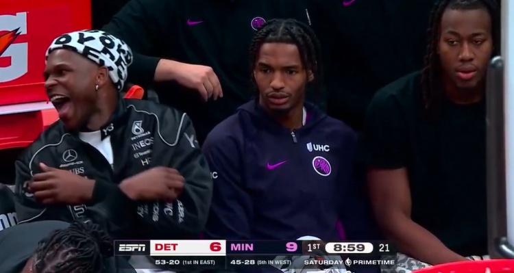 开云体育-哈哈哈怪好玩!爱德华兹替补席拍腿大笑 道苏姆&菲利普斯两脸无感