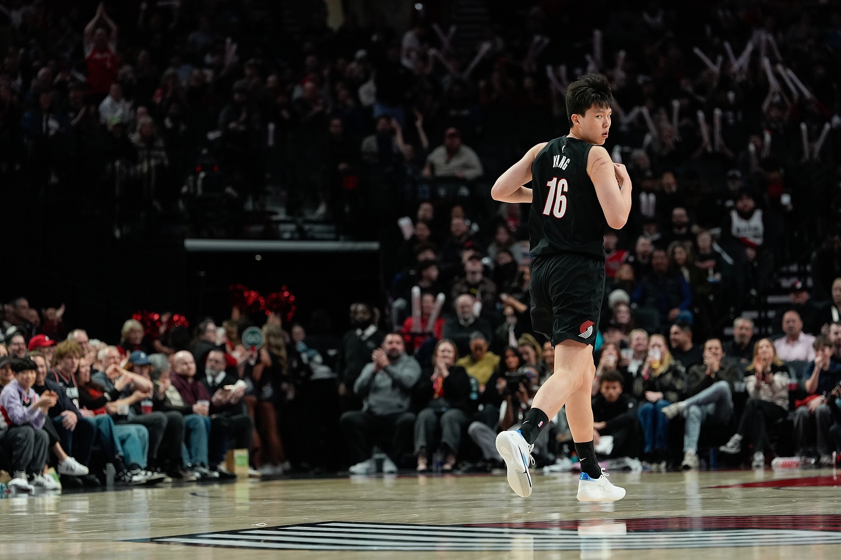 开云官网-上来跑两圈有氧~杨瀚森最后时刻出战1分52秒无数据进账 正负值+1